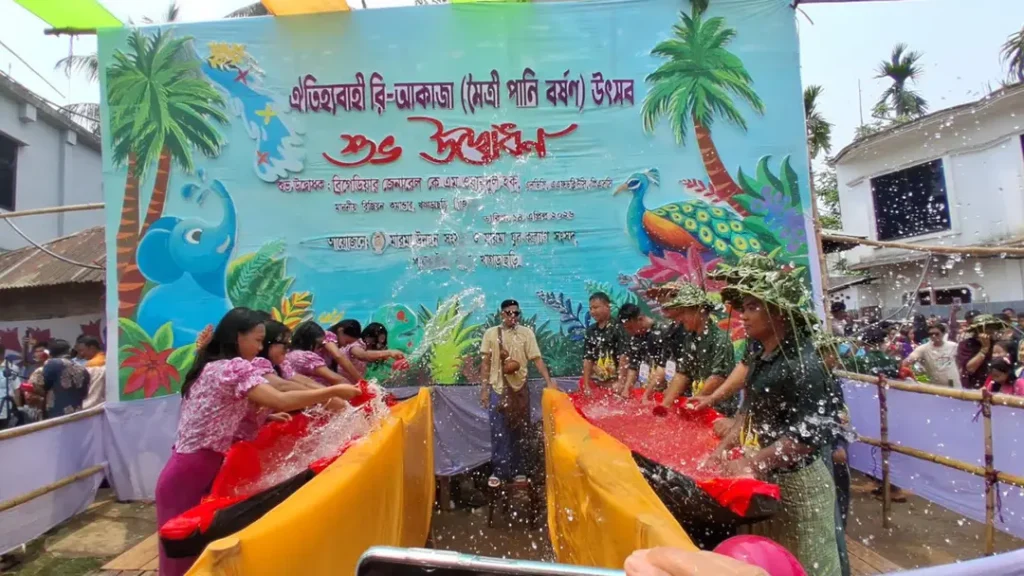 মারমাদের সাংগ্রাইয়ে জলকেলির উচ্ছ্বাস