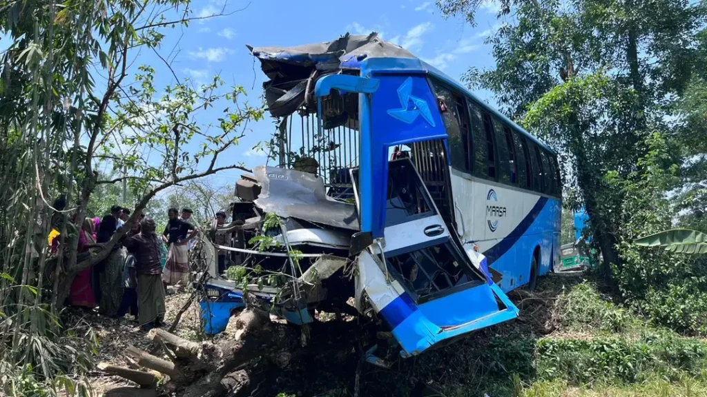 চট্টগ্রামে দুই বাসের মুখোমুখি সংঘর্ষে নিহত বেড়ে ৩