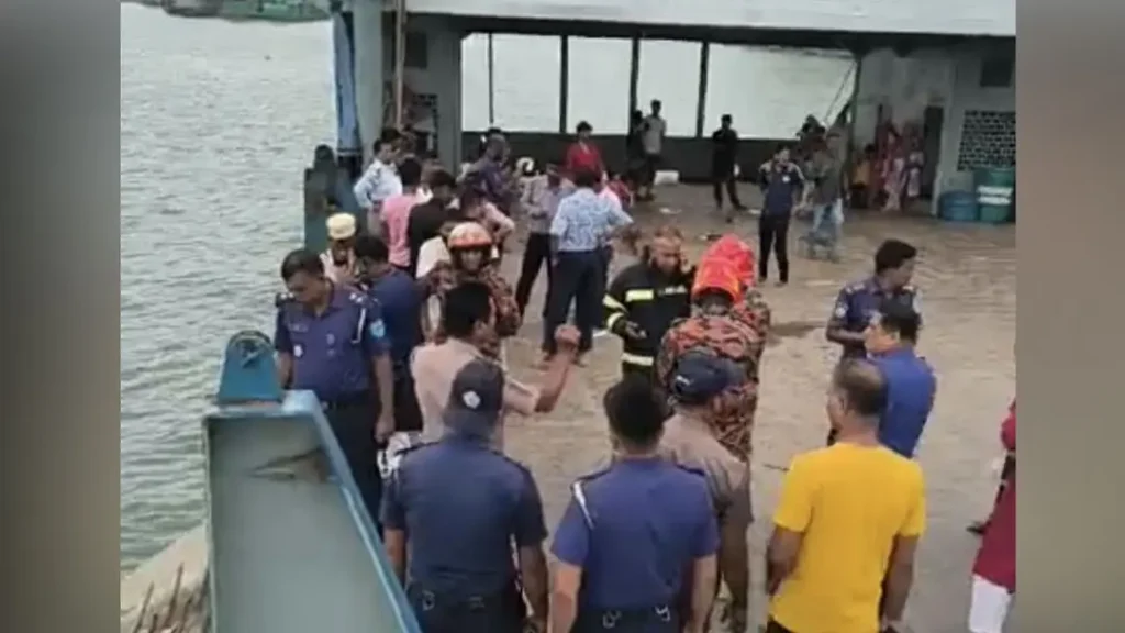 দৌলতদিয়া ঘাটে নিয়ন্ত্রণ হারিয়ে আবারও বাস পড়ল নদীতে
