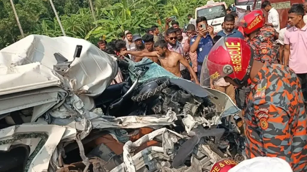 স্বামীর লাশ নিয়ে ফেরার পথে সড়কে প্রাণ গেল স্ত্রীর