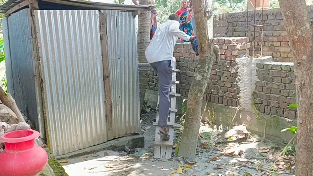 প্রতিবেশীর দেওয়ালে বন্দি এক পরিবার, মই বেয়ে চলাচল