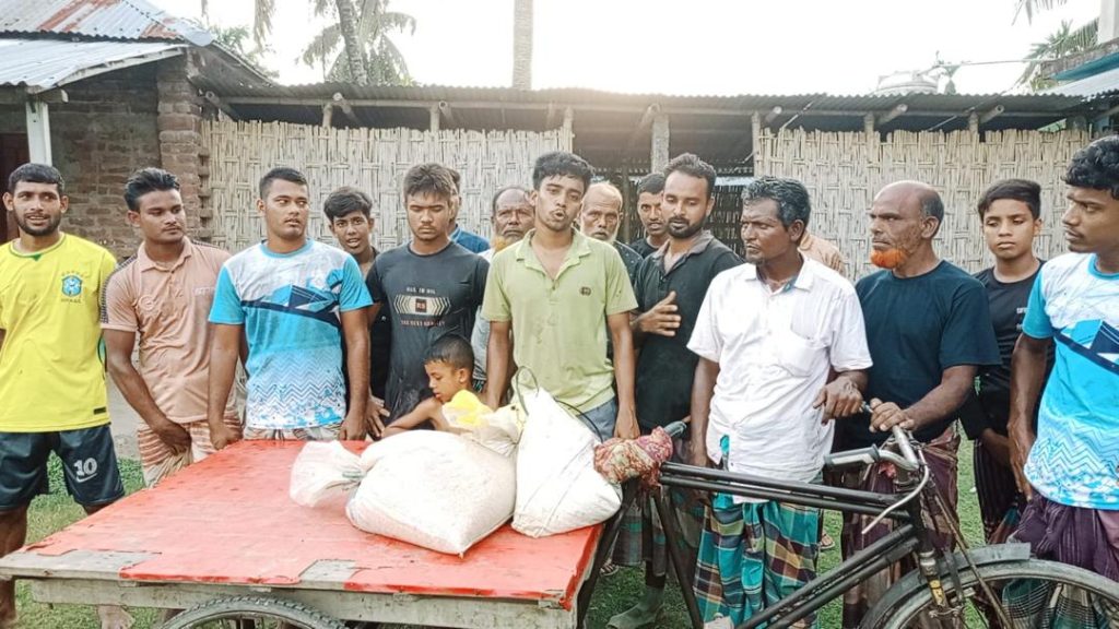 লোহানীপাড়ায় অসহায় এক পরিবার কে ভ্যান দিলেন: রায়হান কবির মিল্টন