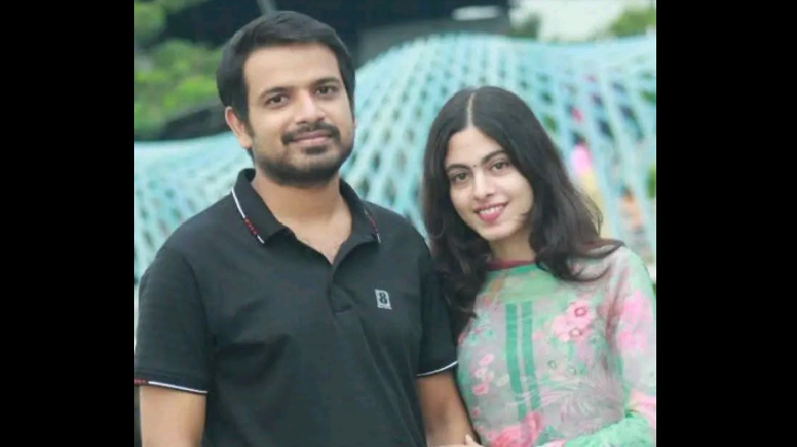 আগামী চক্রবর্তীর সঙ্গে তোলা শেষ ছবিটি প্রকাশ করে আবেগঘন পোস্ট হবু স্বামীর