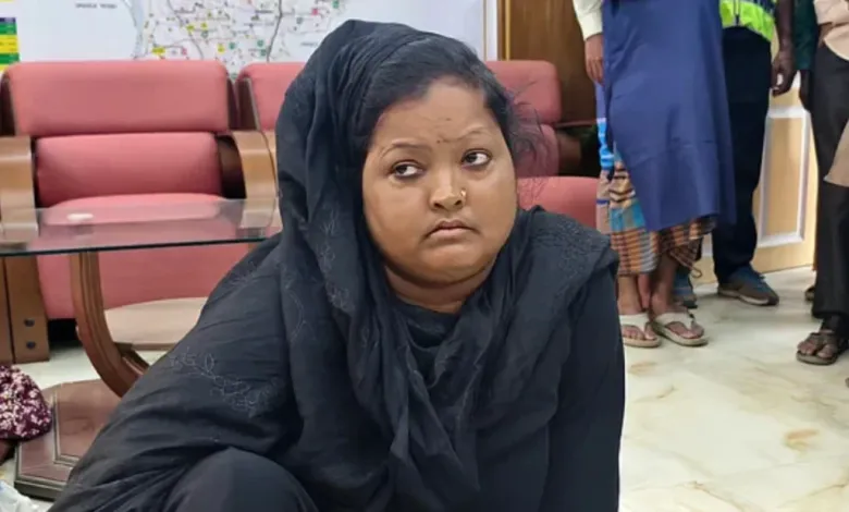 ফ্যামিলি কার্ড দেওয়ার কথা বলে নেন ৯৮ হাজার, আরও টাকা নিতে এসে ধরা