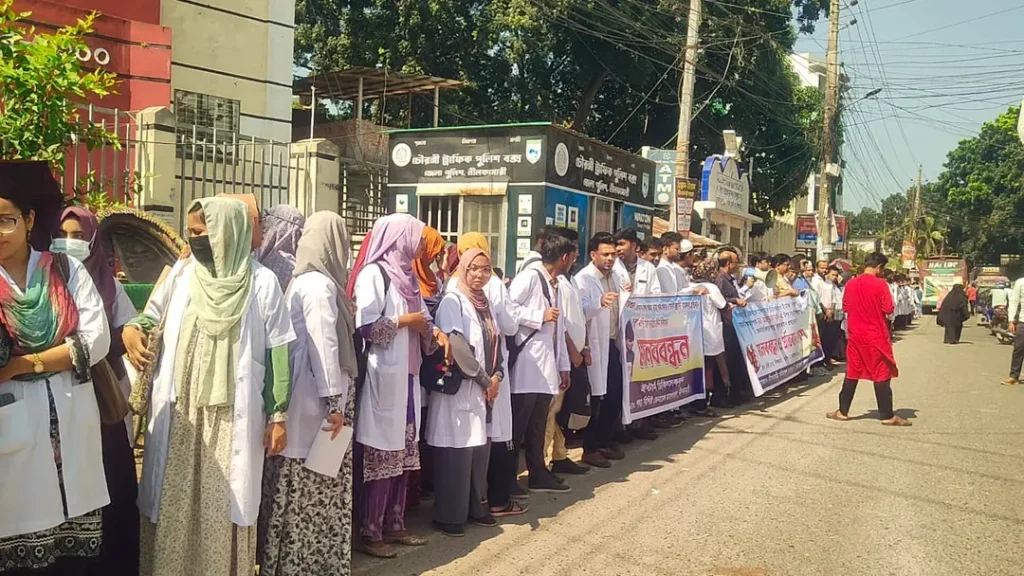 চিকিৎসককে মারধরের অভিযোগ, নীলফামারীতে ইন্টার্ন চিকিৎসকদের কর্মবিরতি